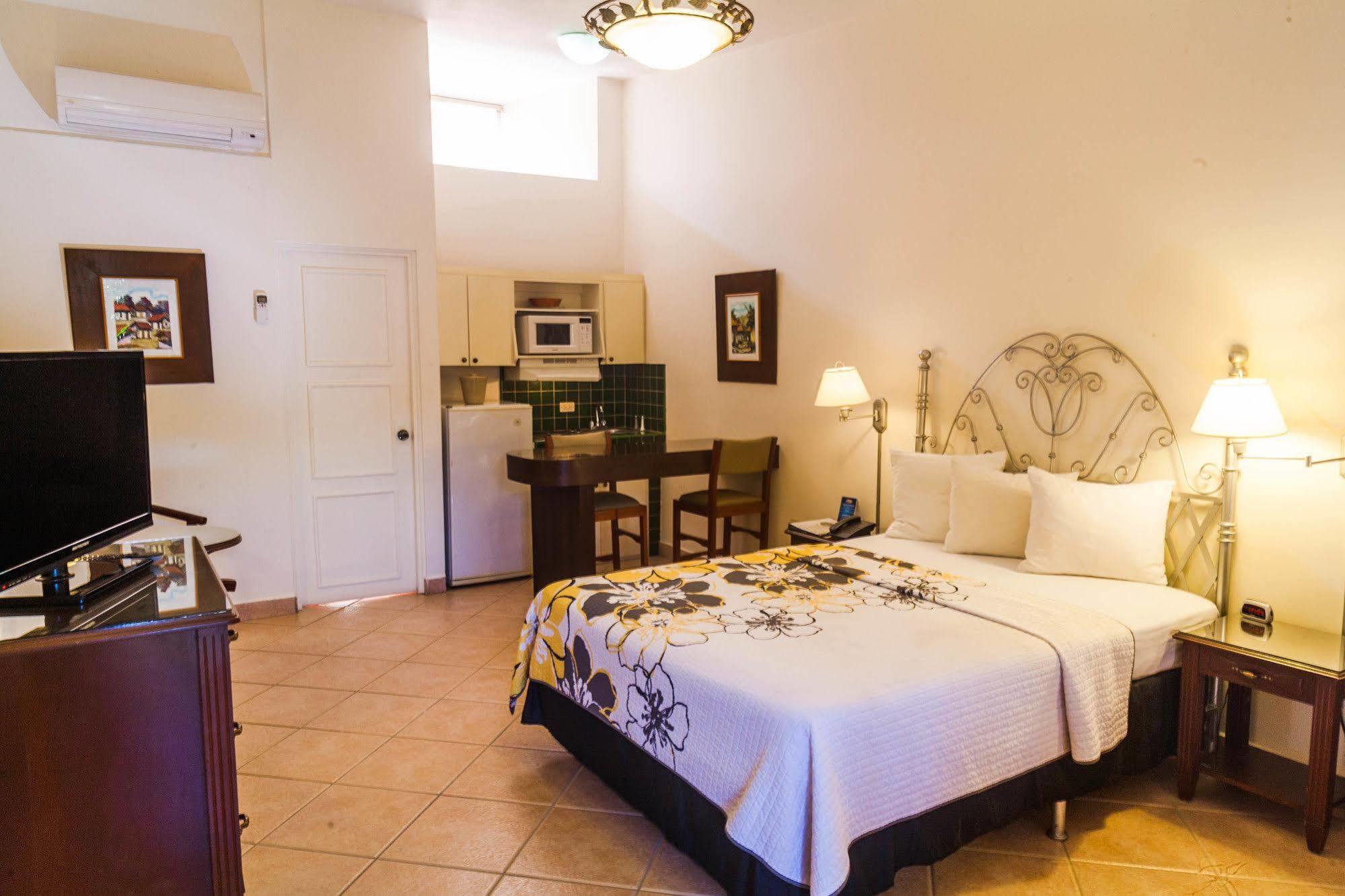 El Almendro Hotel